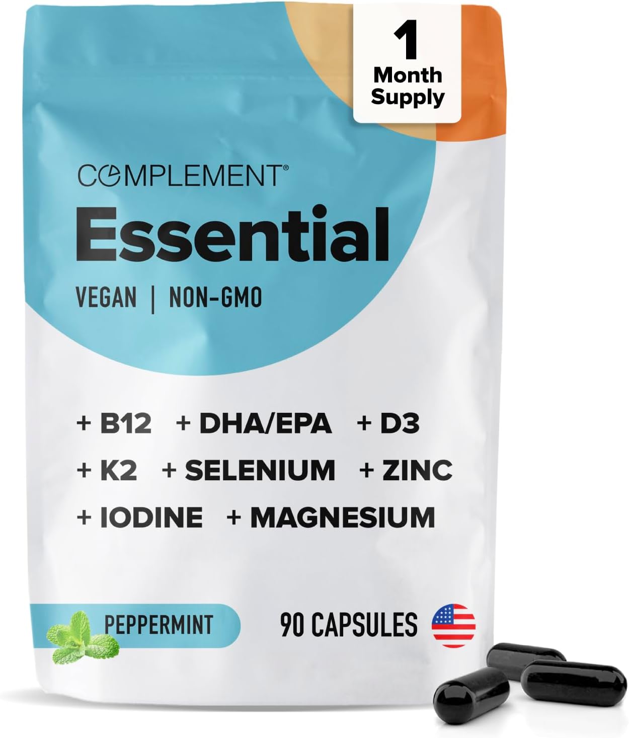 Balenie Complement Essential Vegan Multivitamin na svetlom drevenom stole s rastlinnými ingredienciami